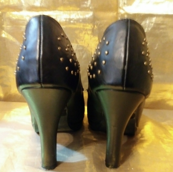 Newport News Leather studded mary Jane heels - Picture 4 of 6
